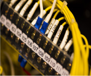ケーブル配線マネジメントによって、データセンターのネットワークラックの運用性は変わる